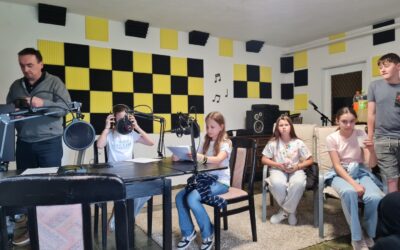 Druga emisija „Školarci u eteru“ ponovno okupila mlade novinare na Radiju Ritam Klanjec